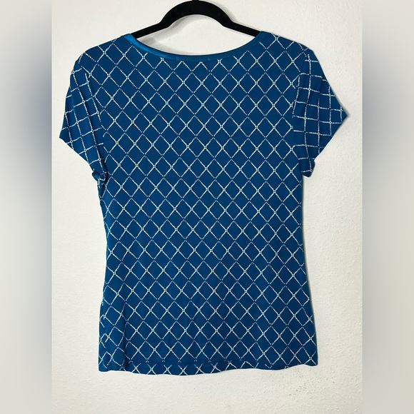 Banana Republic Blue and White Patterned Tee Size Small - Picture 4 of 5